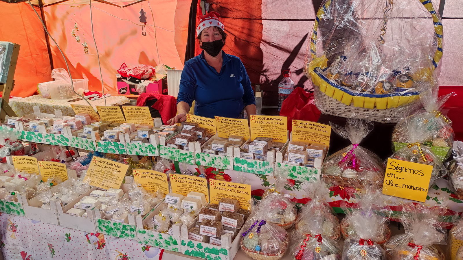 El Mercadillo Navideño del Paseo del Altillo ofrece más de una treintena de puestos de dulces, adornos y regalos.